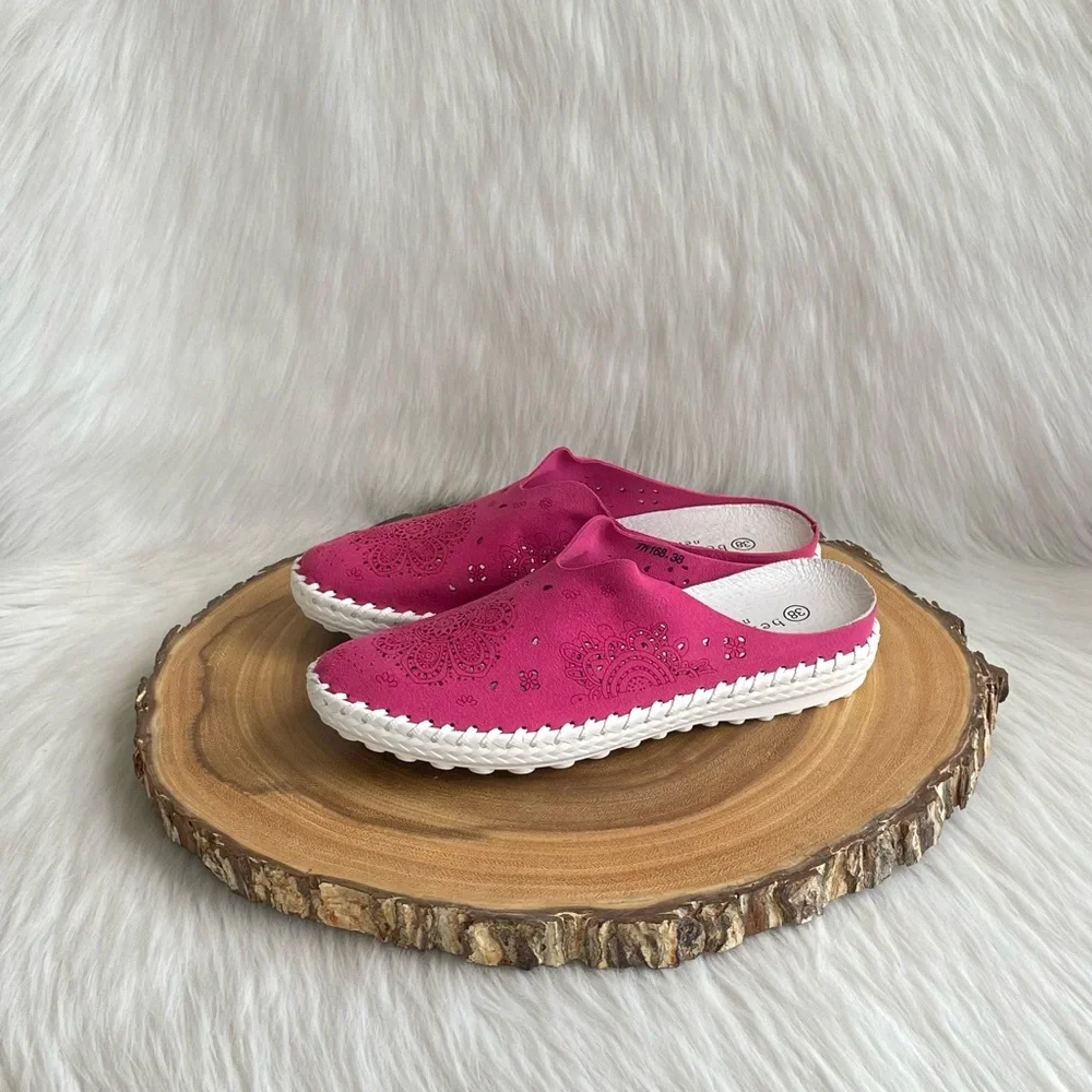 LIKE NEW bernie mev. perforated leather slide sneakers